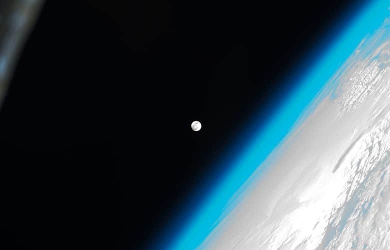 Does the Moon Have an Atmosphere? The Surprising Truth.
